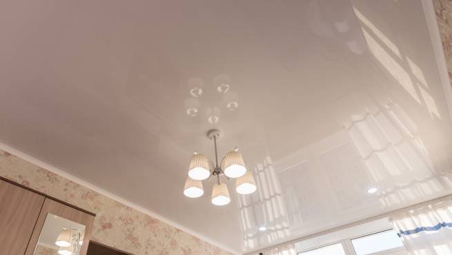 Ideas de diseño con cielos falsos de PVC para interiores modernos
