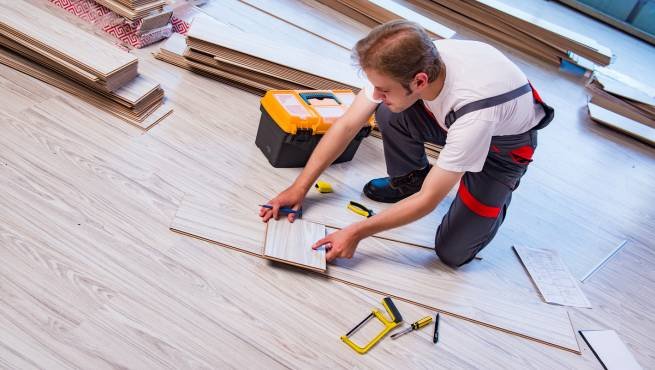 ¿Qué beneficios ofrecen los pisos laminados frente a otros materiales?
